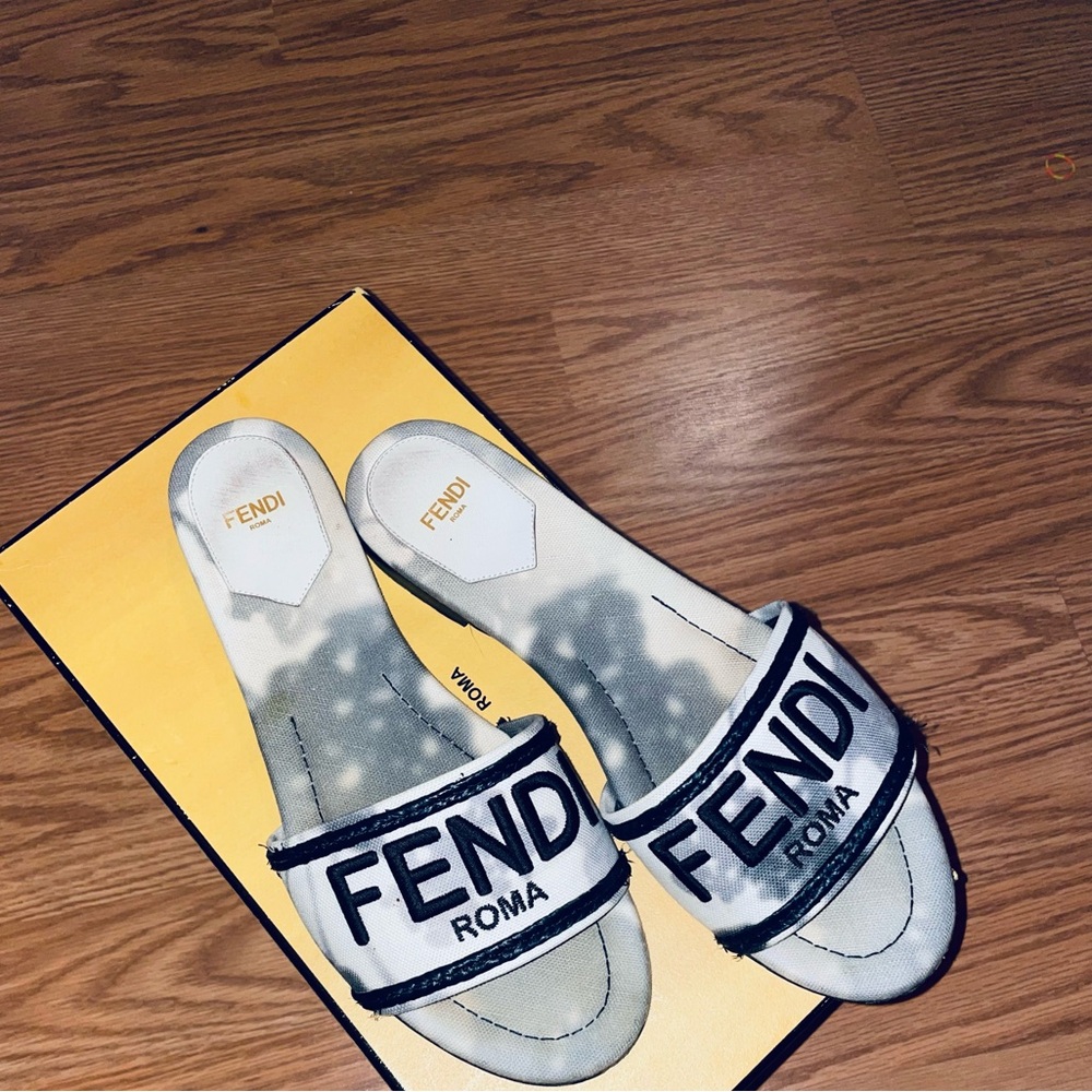 AUTHENTIC FENDI EMBROIDERED TIE-DYE CANVAS MULES BIANCO NERO. 
SIZE 38. - Picture 2 of 7